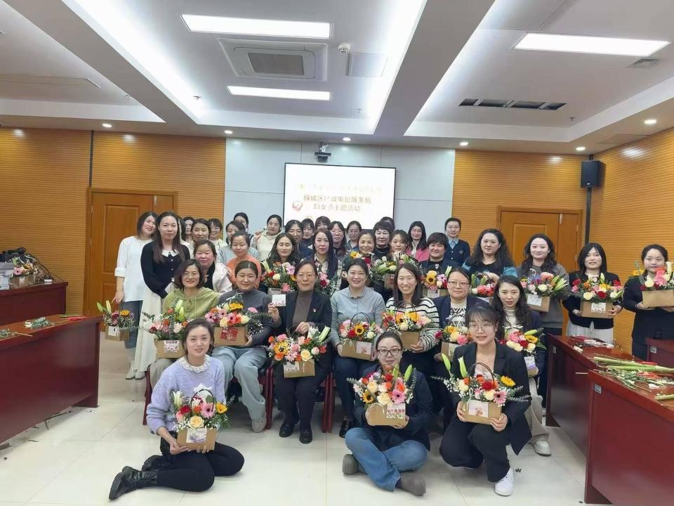 花香滿溢展風采，巾幗筑夢綻芳華——薛城區行政審批服務局舉辦三八婦女節主題插花活動